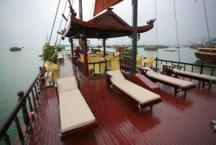 Q1WBWCWA7_Elizabeth-sails-sundeck