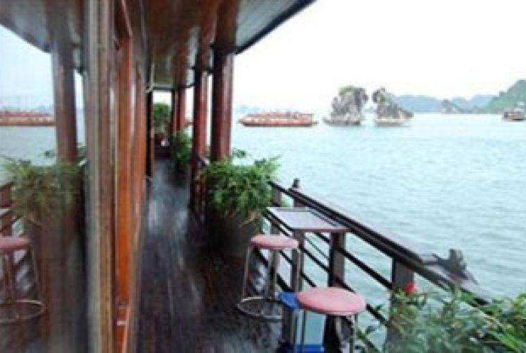 Q1UGAK1VQ3_Poseidon-Sail-balcony
