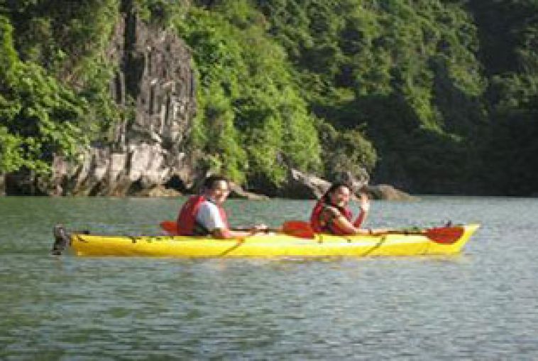 Q1UGB5RCT_Poseidon-Sail-kayaking
