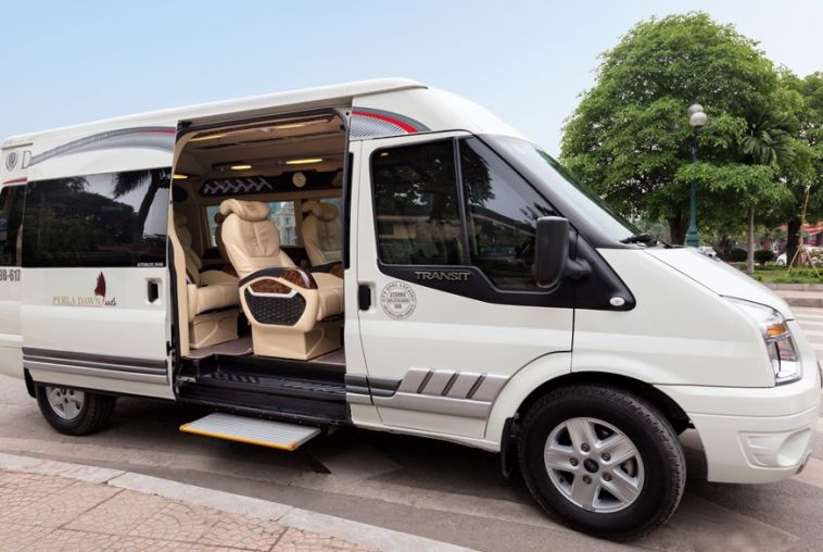 limousine-dcar-7-seats-isN4