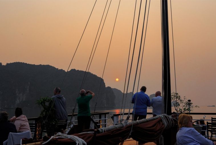 sunset-over-lan-ha-bay-rxDb